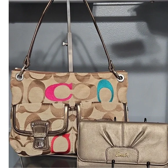 Coach Poppy comes with a wallet limited edition